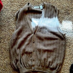 Vintage Men’s Claiborne XL sweater vest, in excellent condition in a taupe color